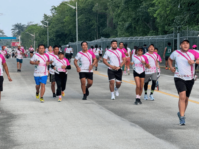 Eduardo Ramírez participa en la Tercera Carrera Contra el Cáncer de Mama en Palenque