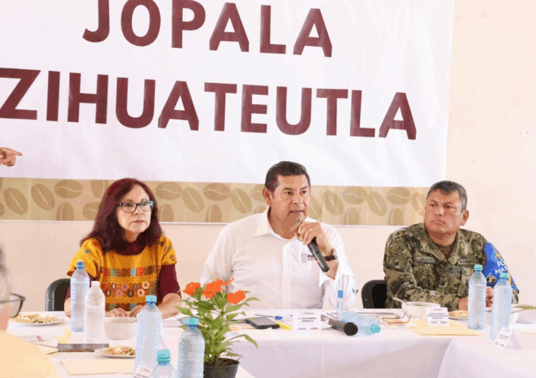 Reconstrucción en marcha: Armenta atiende daños en Jopala y Zihuateutla tras desbordamiento del Río Necaxa