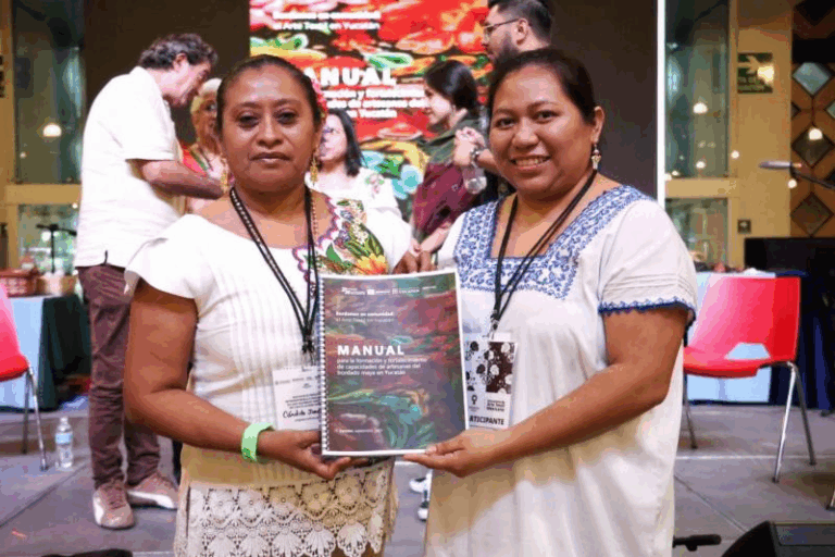 Bordadoras mayas de Yucatán presentan Manual que reconoce y profesionaliza su arte