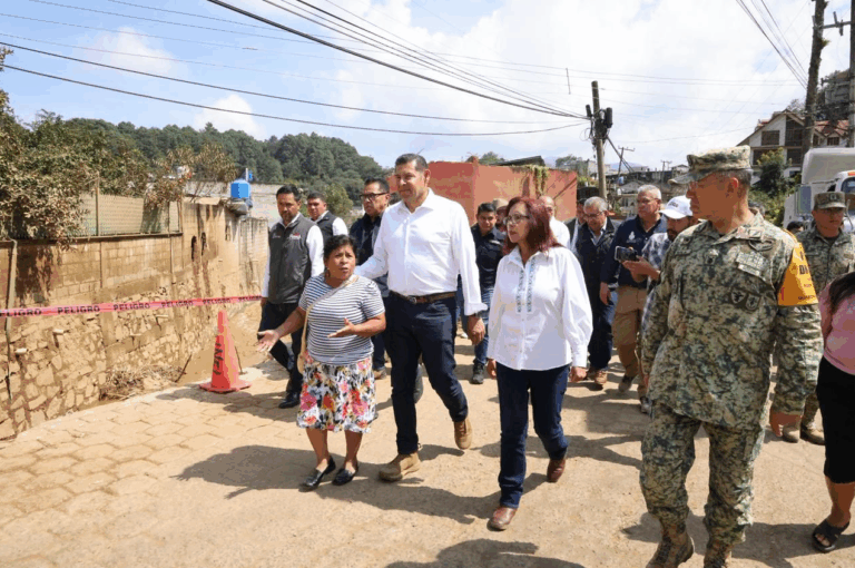 Gobernador Armenta supervisa limpieza y reconstrucción de viviendas afectadas en Huauchinango