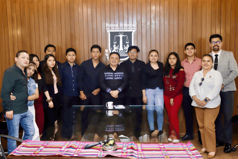 Juan Carlos Moreno Guillén dialoga con estudiantes de Derecho y Criminología en San Cristóbal