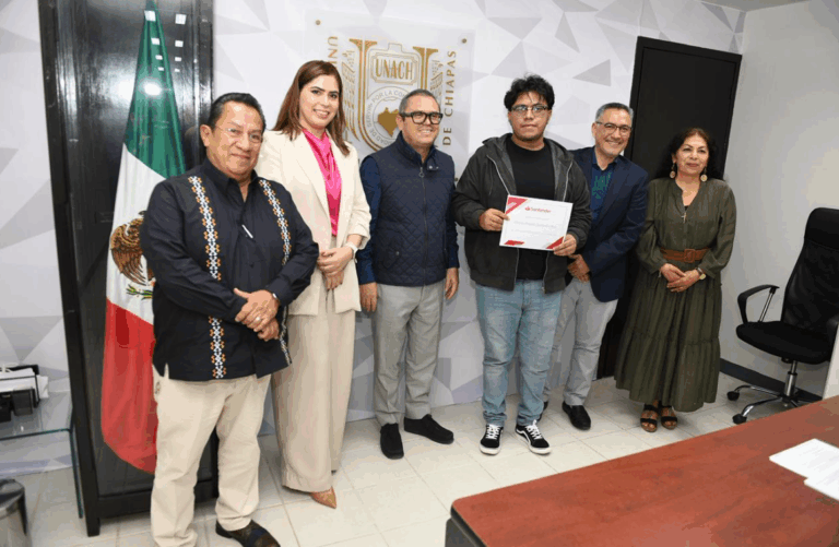 Entrega la iniciativa privada becas a estudiantes destacados de la UNACH