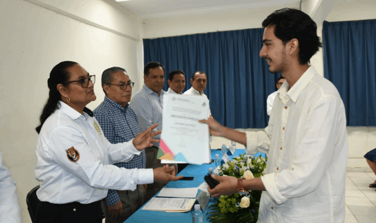 Egresados de la UNACH reciben el Premio a la Excelencia Académica CENEVAL-EGEL Plus