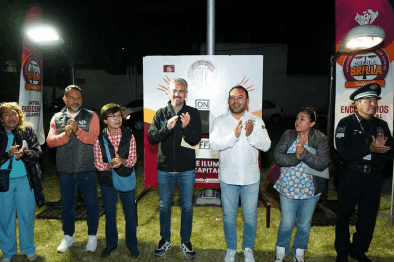 Gobierno de Pepe Chedraui moderniza luminarias en la colonia S.N.T.E. con el programa Puebla Brilla