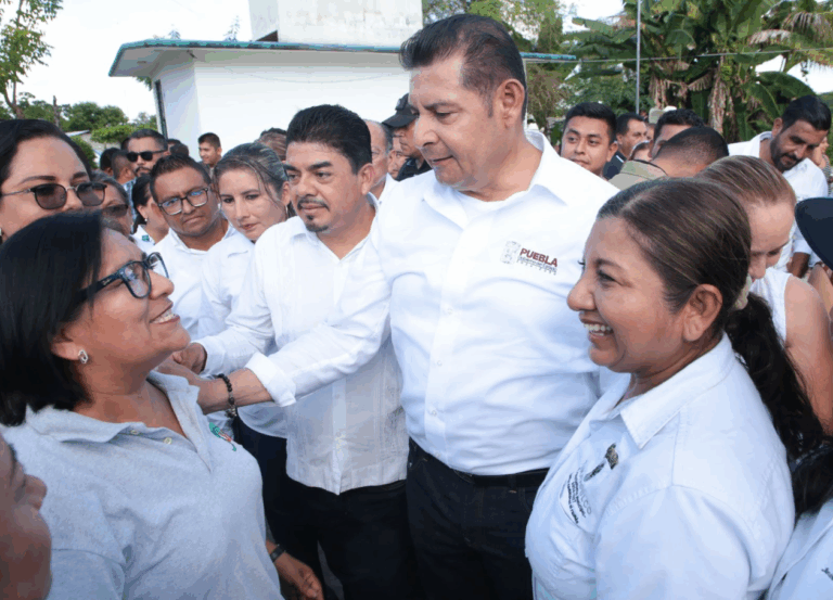 Alejandro Armenta impulsa construcción de carreteras en Tenampulco