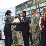 Eduardo Ramírez y Jorge Llaven entregan uniformes y equipo táctico a agentes de la AIIM de la FGE