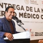 Eduardo Ramírez entrega la Medalla al Mérito Médico Chiapas 2025 al doctor Salvador Pacheco Segura