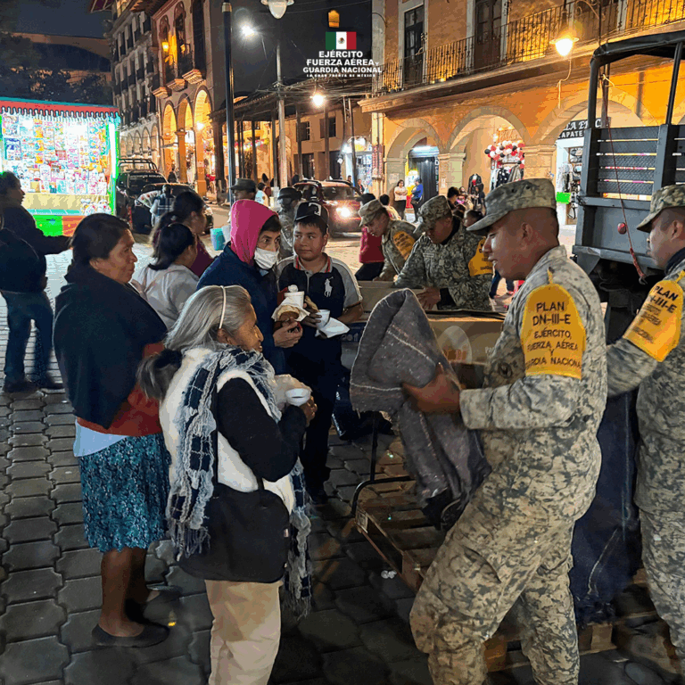 Ejército, Fuerza Aérea y Guardia Nacional asisten a población afectada por el frío en Huauchinango