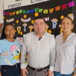 Niñas y niños de primaria colocan periódico mural en el edificio de gobierno de Villaflores