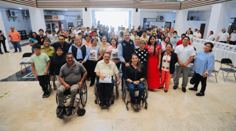 Tuxtla impulsa inclusión con entrega de útiles escolares a estudiantes con discapacidad