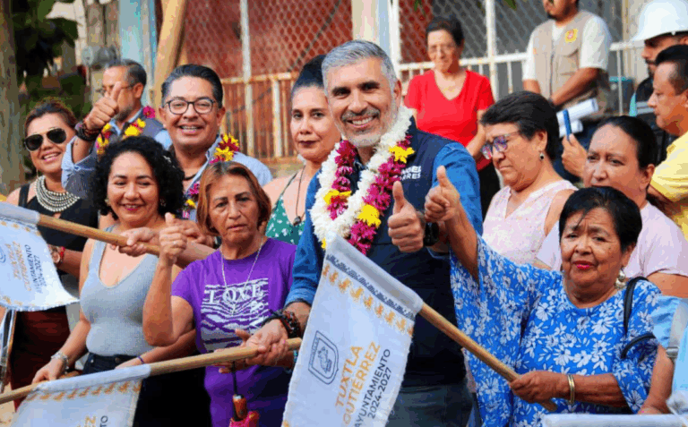 Ángel Torres da inicio a obra de pavimentación en la colonia Paulino Aguilar