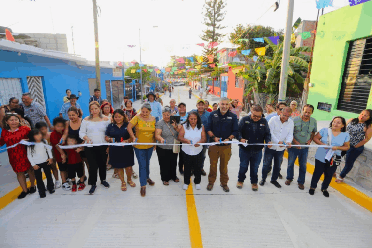Inaugura Ángel Torres una calle más; ahora en la colonia Las Lajas
