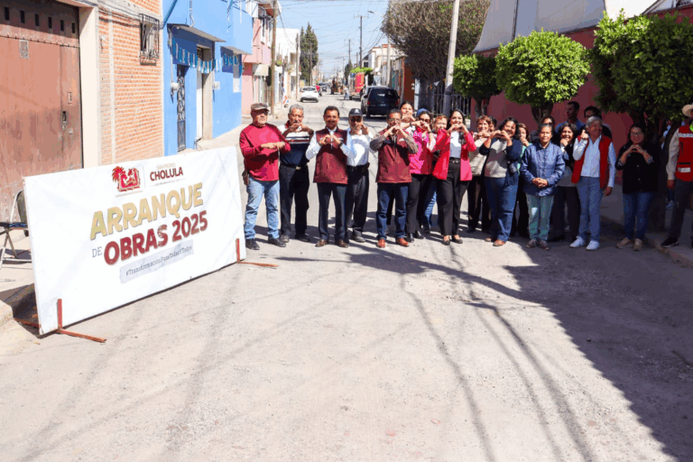 Gobierno de Cholula atiende demanda vecinal con trabajos de bacheo en la 3 Sur