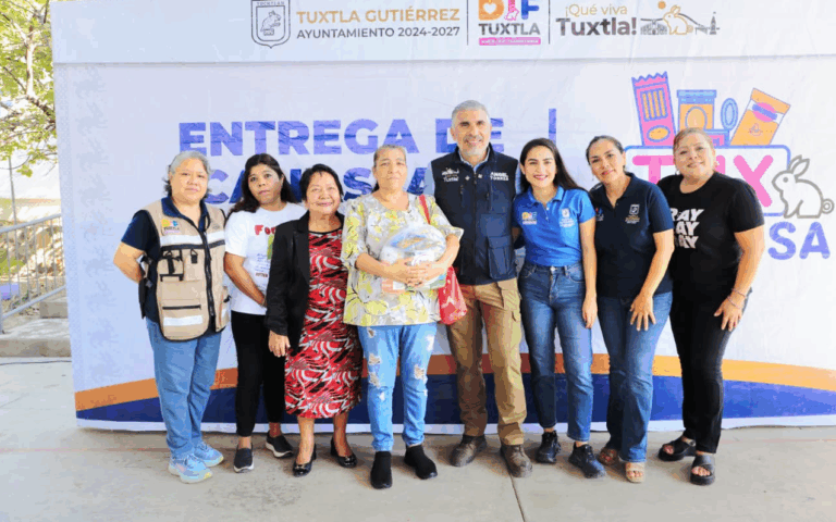 Ayuntamiento de Tuxtla entrega apoyos alimentarios a familias vulnerables