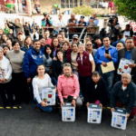 Delfina Gómez entrega más de 5 mil kits a familias afectadas por lluvias en La Paz y Nezahualcóyotl