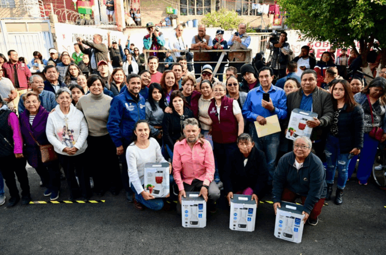 Delfina Gómez entrega más de 5 mil kits a familias afectadas por lluvias en La Paz y Nezahualcóyotl