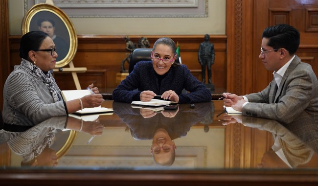 Claudia Sheinbaum conversa con el papa León XIV e insiste en su invitación a visitar México