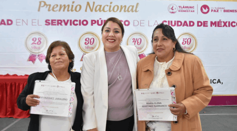 Tláhuac reconoce la entrega y vocación de su personal con premios por años de servicio