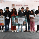 Entregan tarjetas de la Beca Benito Juárez a estudiantes del Colegio de Bachilleres en Tláhuac