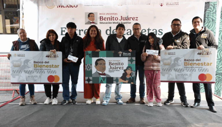 Entregan tarjetas de la Beca Benito Juárez a estudiantes del Colegio de Bachilleres en Tláhuac