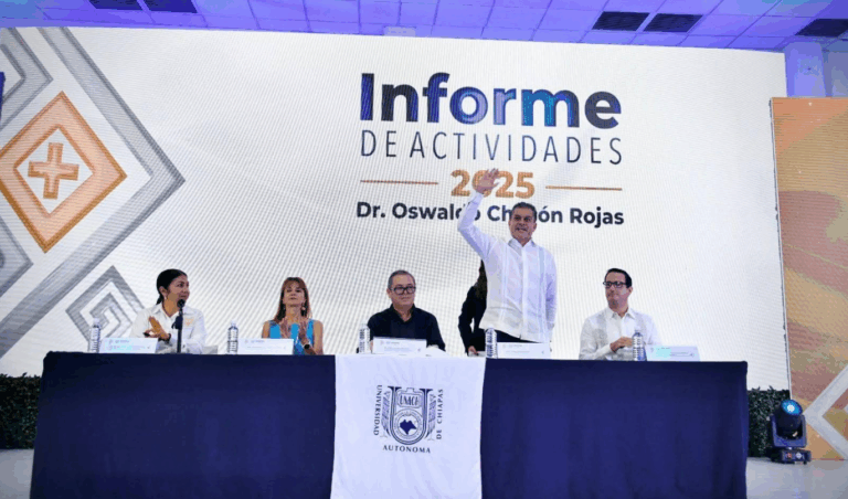 Yamil Melgar asiste al Primer Informe del rector Oswaldo Chacón en la UNACH