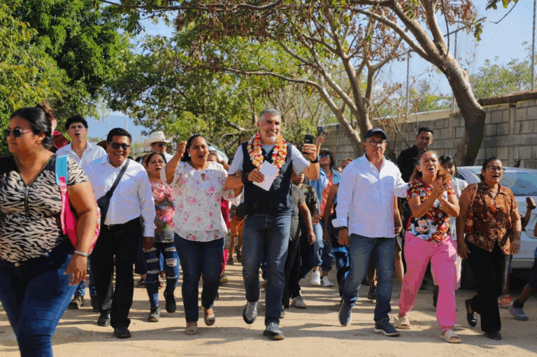 Banderazo de inicio a una calle más en Tuxtla, ahora en colonia Montecristo: Angel Torres