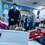 Samuel García y Mariana Rodríguez llevan alegría navideña a niñas y niños del Hospital Materno Infantil