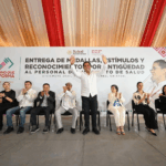 Entrega Eduardo Ramírez medallas, estímulos y reconocimientos por antigüedad al personal del Instituto de Salud