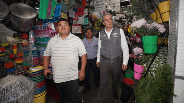 Pepe Chedraui entrega techumbre rehabilitada en el Mercado Independencia