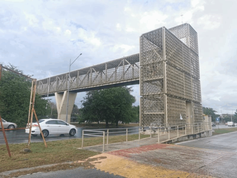 Rehabilita Gobierno de Yucatán puente peatonal en el Periférico de Mérida