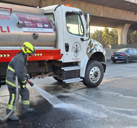 Protección Civil y Bomberos atienden derrame de cemento en Perinorte, Cuautitlán Izcalli