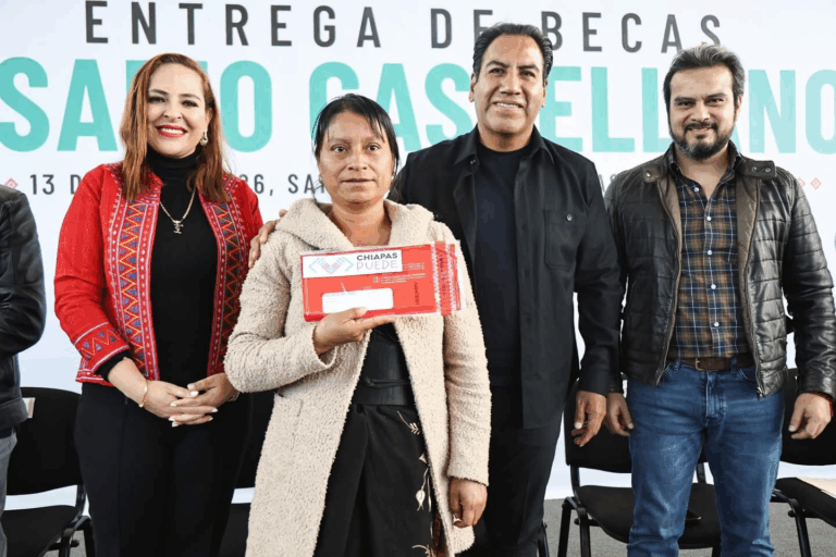 Eduardo Ramírez entrega becas Rosario Castellanos para la alfabetización en San Cristóbal