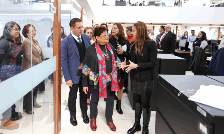 Ernestina Godoy recorre instalaciones de la FGR y escucha al personal en todas sus áreas