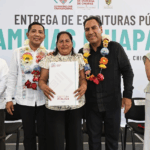 En Suchiate, Eduardo Ramírez entrega escrituras públicas y brinda certeza jurídica a familias chiapanecas