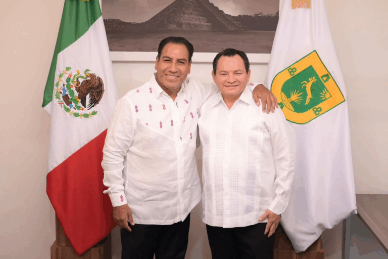 Eduardo Ramírez asiste al Primer Informe del gobernador de Yucatán, Joaquín Díaz Mena