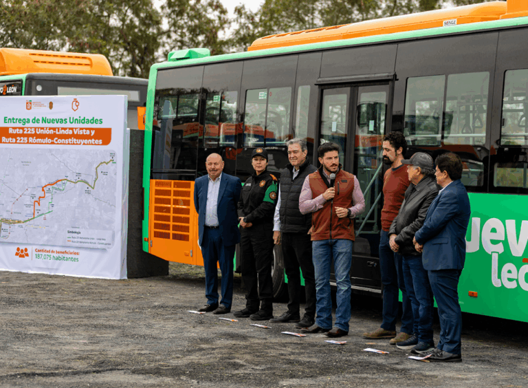 Gobernador entrega nuevas unidades para fortalecer la Ruta 225 y beneficiar a más de 200 mil usuarios