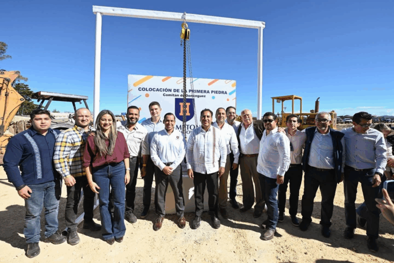 Eduardo Ramírez Aguilar asiste a la colocación de la primera piedra del Colegio Hampton Comitán