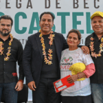 En Tuxtla Gutiérrez, Eduardo Ramírez entrega becas Rosario Castellanos para la alfabetización