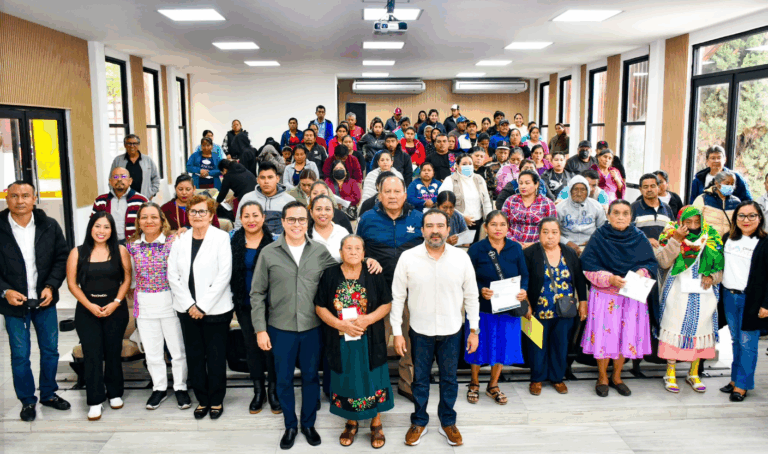 Entregan en Berriozábal becas Rosario Castellanos a personas alfabetizadas