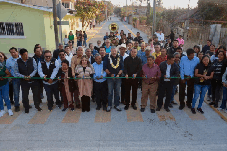 Ángel Torres inaugura pavimentación en Copoya tras años de abandono