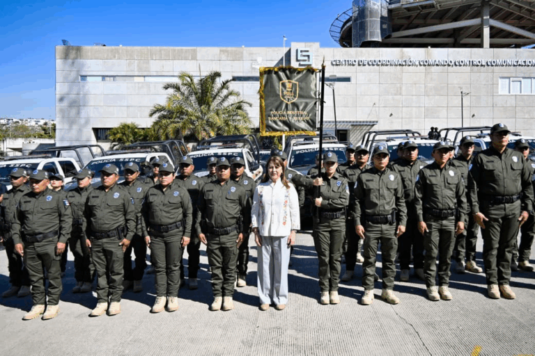 Gobernadora Margarita González Saravia entrega uniformes a elementos de la PIBA