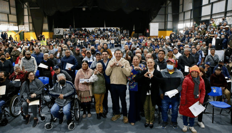 Armenta entrega tarjetas de bienestar a mujeres y adultos mayores en Puebla