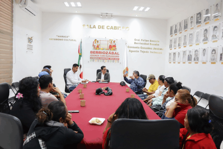 Jorge Acero dialoga con locatarios del Mercado 1ro de Mayo en Berriozábal