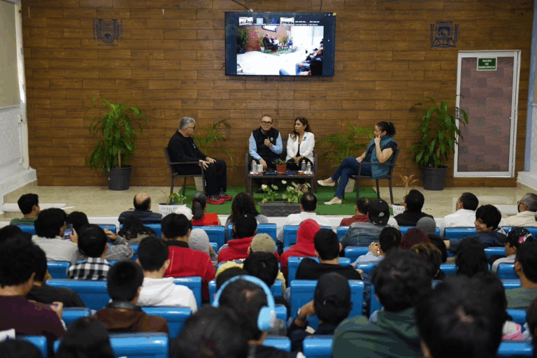 Experto internacional expone en la UNACH “Del aula al centro de datos”: oportunidades en Inteligencia Artificial para jóvenes