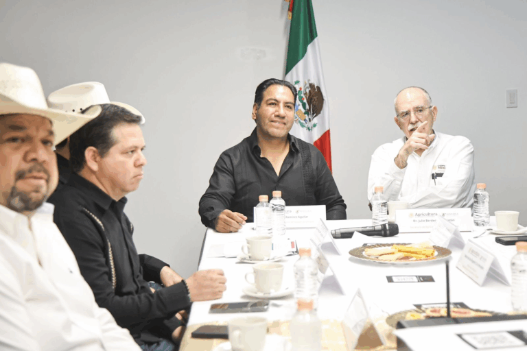 Eduardo Ramírez y Julio Berdegué supervisan avances de la Planta Moscamed en Metapa de Domínguez