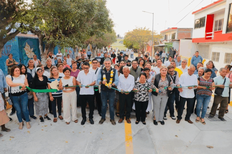 Cumple Ángel Torres a familias de la colonia El Roble con Calles Felices