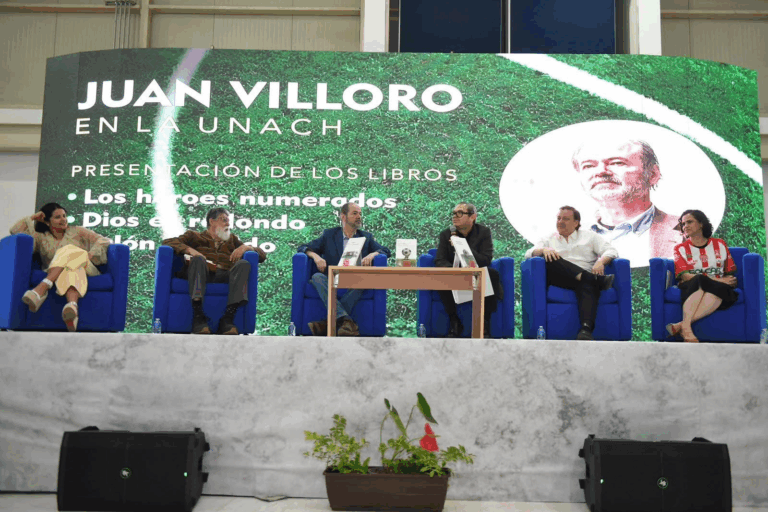Juan Villoro presenta “Héroes numerados” ante estudiantes de la UNACH