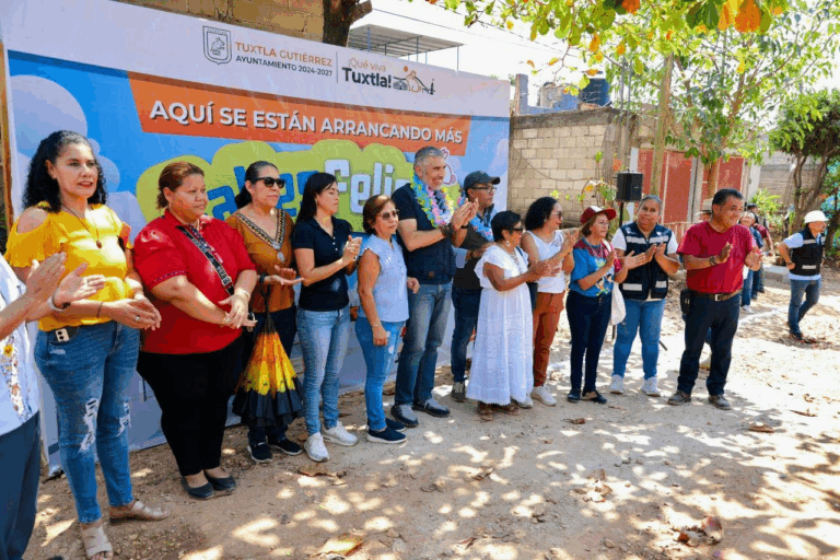 Da banderazo Ángel Torres a la pavimentación de una calle más en la Paulino Aguilar