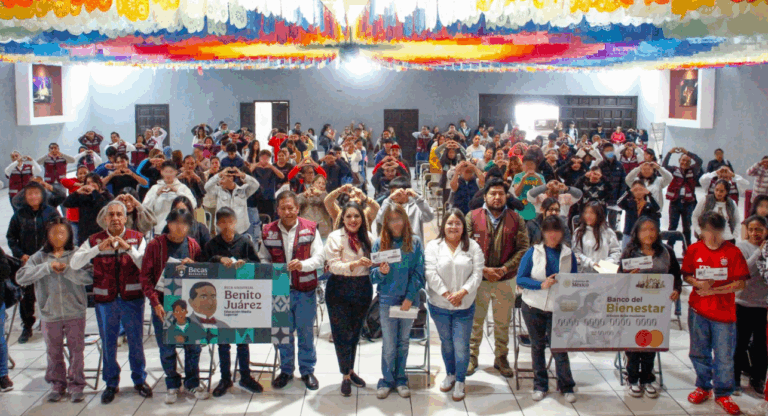 Entregan en San Pedro Cholula tarjetas de la Beca Benito Juárez a estudiantes de preparatoria