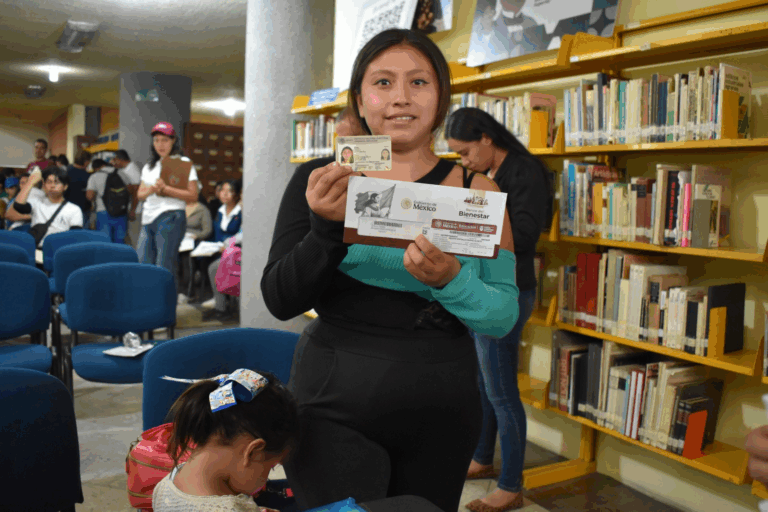 Entregan becas Benito Juárez a estudiantes de preparatoria abierta para fortalecer permanencia escolar